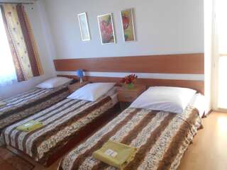 Отели типа «постель и завтрак» Hotelik Gościnny Радзынь-Подляский Трехместный номер с собственной ванной комнатой-1